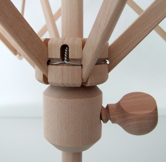 Nagina International 's Yarn Swift Umbrella - Avvolgitore per gomitoli da tavolo, azionato a mano, strumento per lavorare a maglia per linee di avvolgimento rapido, lacci e fibre (faggio/acero Nagina International 's Yarn Swift Umbrella - Avvolgitore per gomitoli da tavolo, azionato a mano, strumento per lavorare a maglia per linee di avvolgimento rapido, lacci e fibre (faggio/acero